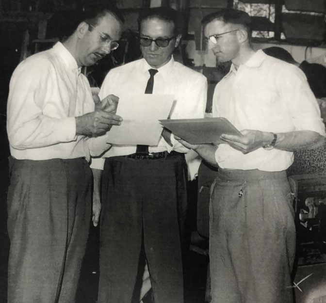 Prof. Dr. Dino Ferraresi (esquerda), Diretor-Presidente das Indústrias Romi Sr. Giordano Romi (centro) e Prof. Dr. Rosalvo Tiago Ruffino (direita) na década de 1960 em Santa Bárbara d’Oeste-SP.